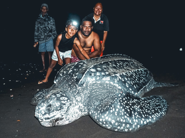 Some of the locals who had the opportunity to touch and be photographed with the massive leatherback turtle. Photo courtesy of Aelanlife.