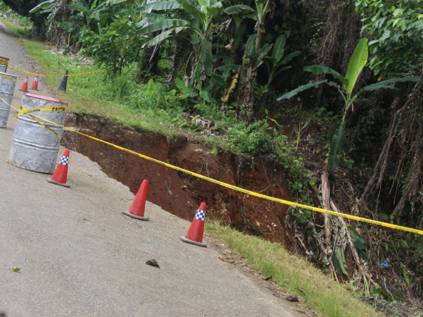 A landslide-damaged road at Kilusakwalo, in Auki, Malaita province.