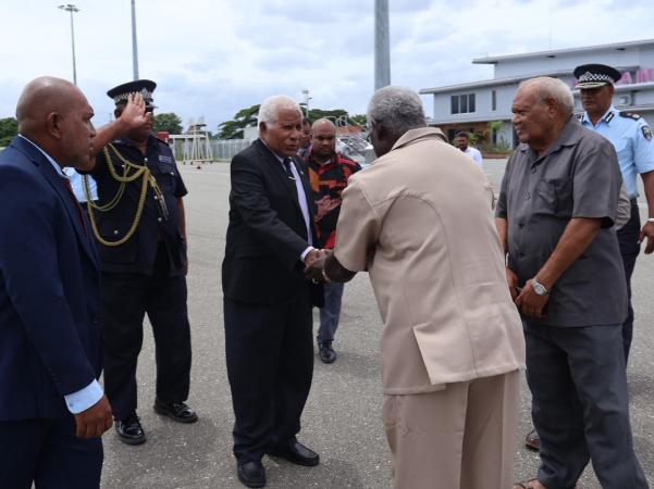 Caretaker PM Sogavare wishing Sir David Vunagi a safe trip before boarding his flight. Photo by PM’s Press Secretariat.
