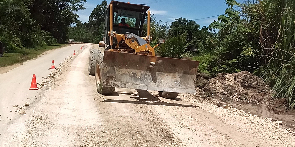 Temporary road maintenance work in progress in Auki. Photo, Solomon Lofana.