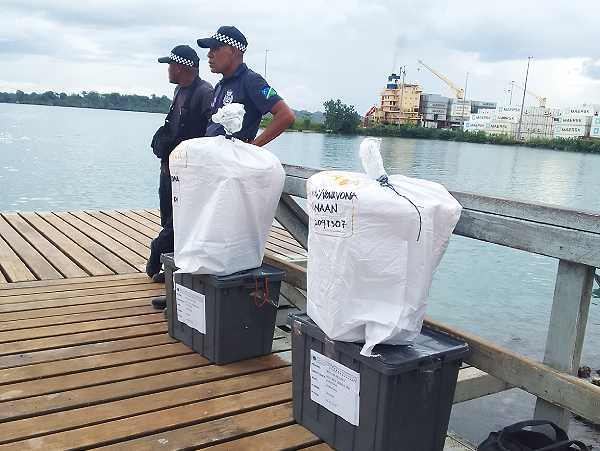 RSIPF officers with the ballot boxes to be shipped to Gizo.