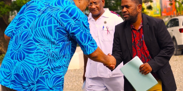 National Deputy Head of Nursing John Muaki welcomes MHMS Dr Paul Popora Bosawai to the International Nurse’s Day celebration. Photo: MHMS.