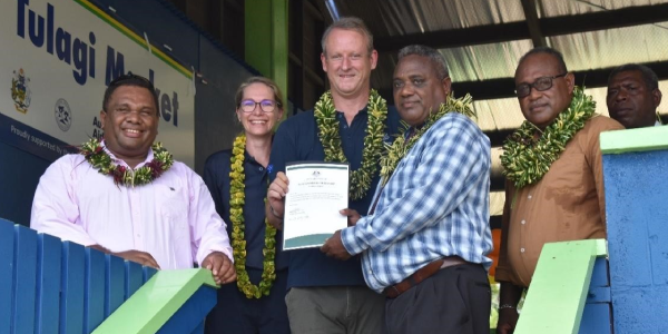 Australia High Commissioner Rod Hilton presenting the Handover of Asset certificate to Premier Michael Salini, joined by Ewa Janus, Minister of Agriculture and Livestock, Franklyn Derek Wasi, Minister of Infrastructure Development, Manasseh Maelanga and members of the Central Province executive. Photo, AHC.