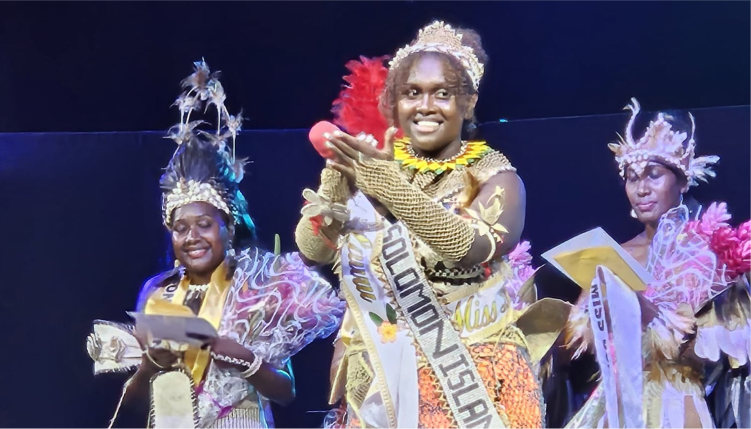 Miss Lauru crowned Miss Solomon Miss Lauru crowned Miss Solomon