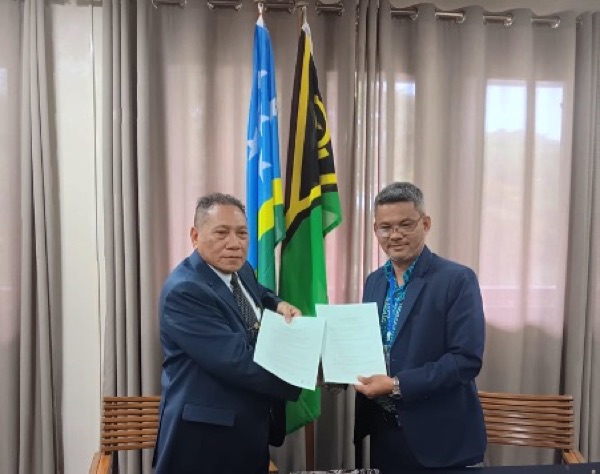 The two ministers after the signing