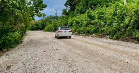 A car traveled freely along the newly maintain south road in central kwara;ae