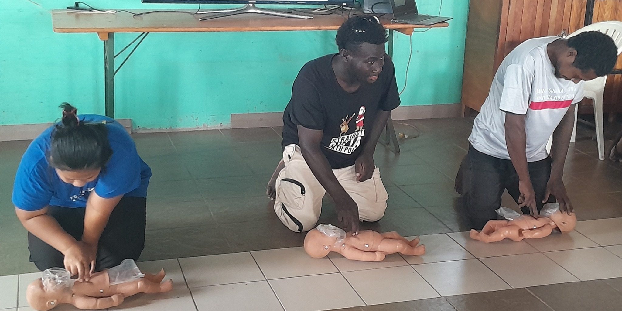 A demonstration on how to perform first aid. Photo Red Cross