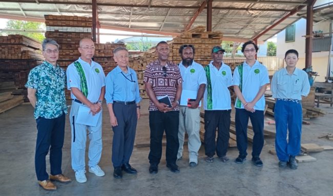 Ambassador Yoshiaki (third from left), MFR PS Raomae (fourth from left) with VATA staff and JICA officials and volunteers.