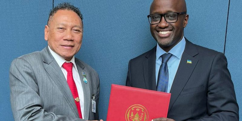 Foreign Minister Agovaka and his counterpart from the Republic of Rwanda, Oliver
