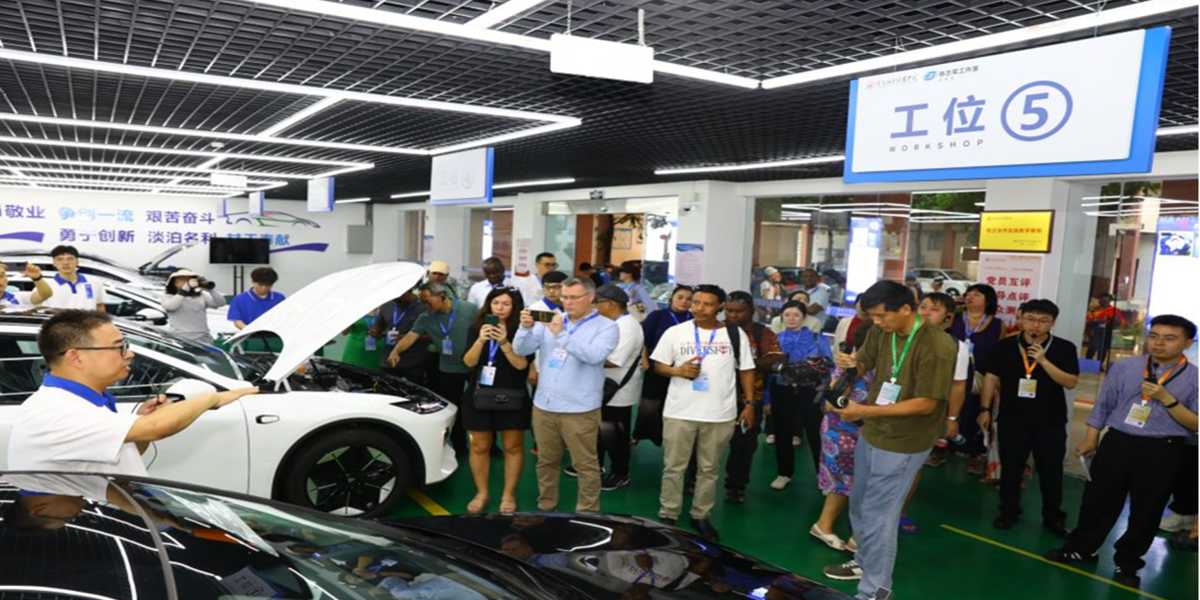 Foreign journalists visit Chongqing City Vocational College on 28th. (Photo by Liu Can, Yuxi Daily)