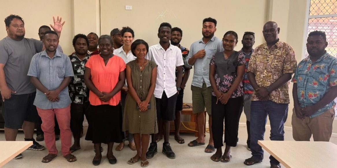 Group photo of the travelling 5 students with SINU and MAL officials