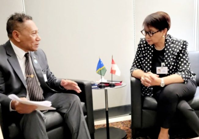 Minister of Foreign Affairs and External Trade Hon. Peter Shanel Agovaka and Her Excellency Mrs. Retno L.P Marsudi Minister of Foreign Affairs of Indonesia2