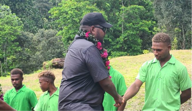 MP Ricky Fuo’o welcomed by Busufosae school students. Photo. CKC