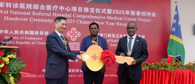 Ambassador Cai presents the ceremonial key to PM Manele and Minister Dr Bosawai. Photo by DELI-SHARON OSO