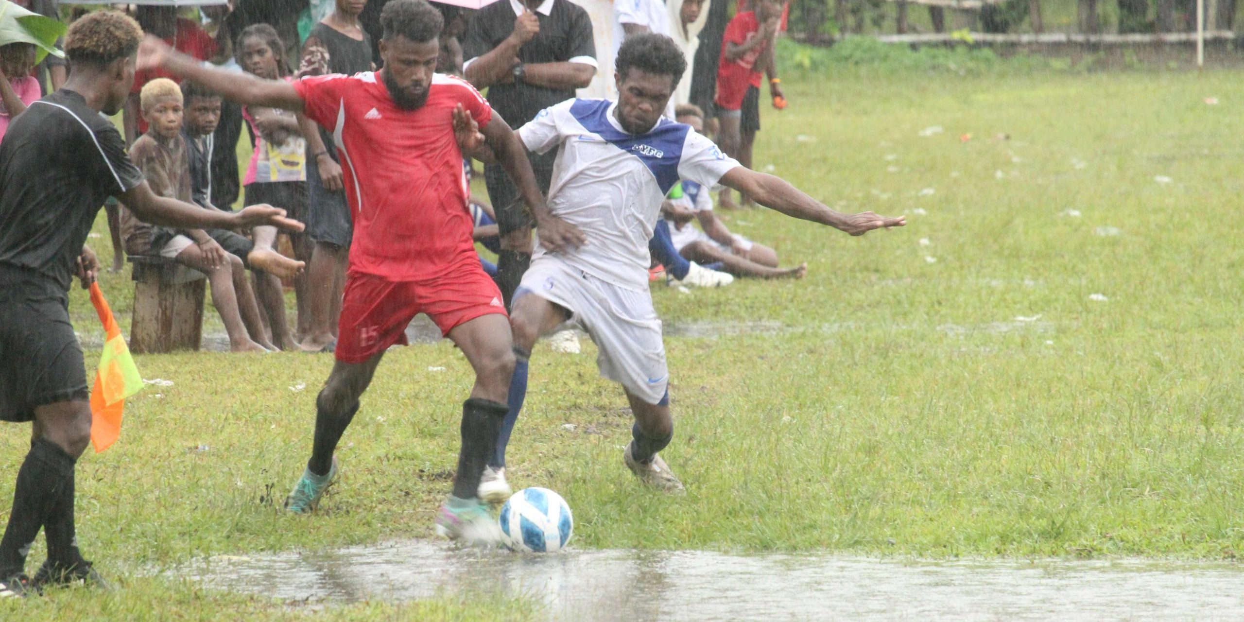 Norman Ngafu of Dala North FC battles past a Kakara defender during the final of the Tuasulia Christmas Tournament. Photo by Solomon Lofana