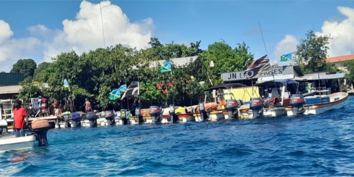 Noro Gizo boat transport anchoring at the Gizo main market