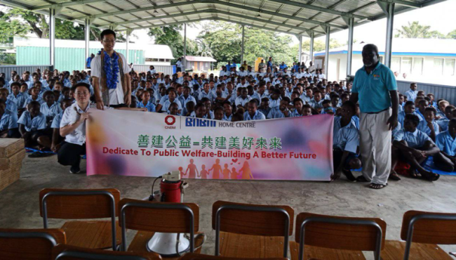 The oficial handing witnessed by staff and students