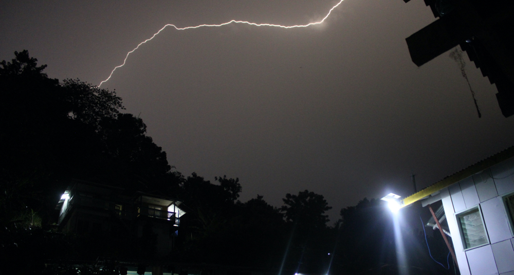 Thunder, lightning affect central, western region Thunder, lightning affect central, western region