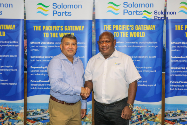 Outgoing CEO, Mr.Eranda Kotelawala (Left) shakes hand with the new CEO Mr. George Rausi in the official handover of office today