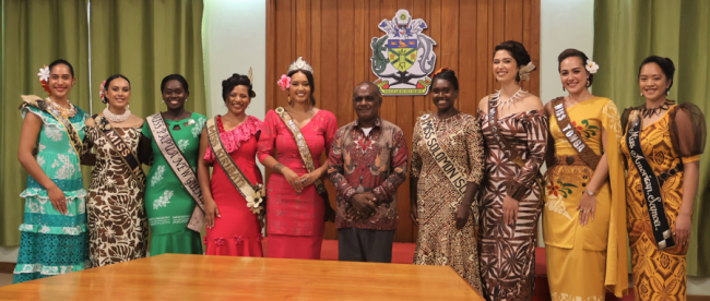 PM Manele flanked by the contestants this week