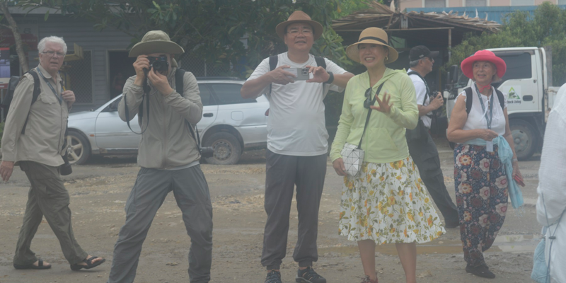 Those Chinnese tourists pose to get a photo