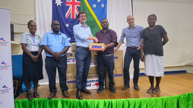 At the National Referral Hospital, Minister Bosawai and Ambassador de Toca handed over new equipent to help the most acute patients.