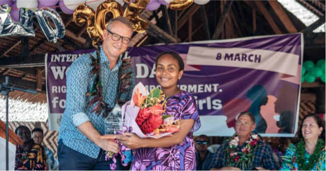 Lorah Kwanairara recieves her award