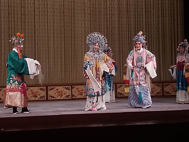 A scene in The Drunken Maid play