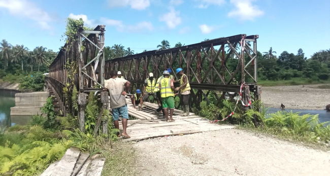 CCECC workers doing emergency work on Fiu bridge