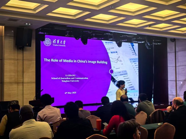 Prof Zhang lecturing international journalists