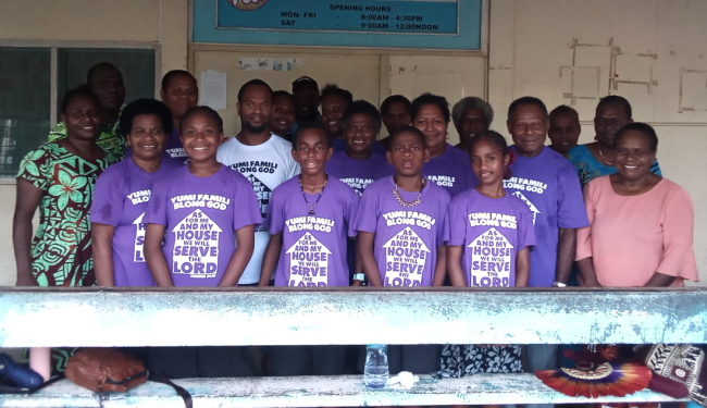 Vanuatu Church of Christ members pose for a group photo in front of Kilu’ufi Hospital out patient department. Photo Solomon Lofana