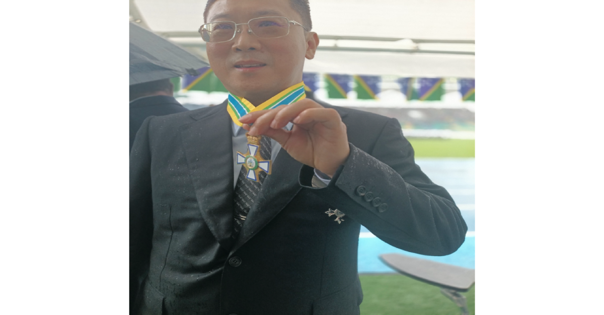 JOHN WONG ABA GETS THE GONG