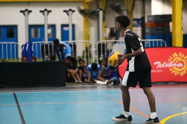 Action of the high school basketball semi-finals