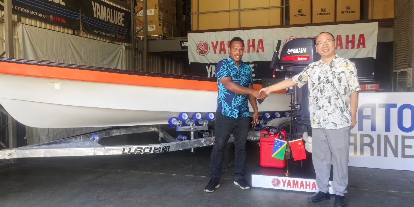 Temotu Nende CDO Jasper Me’esa (left) shaking hands with Gu Wenlong