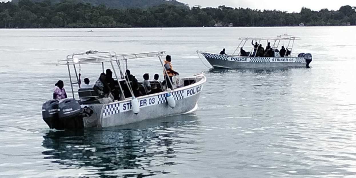 Gizo police and its sea mobility arrive in Noro to support during the operation.