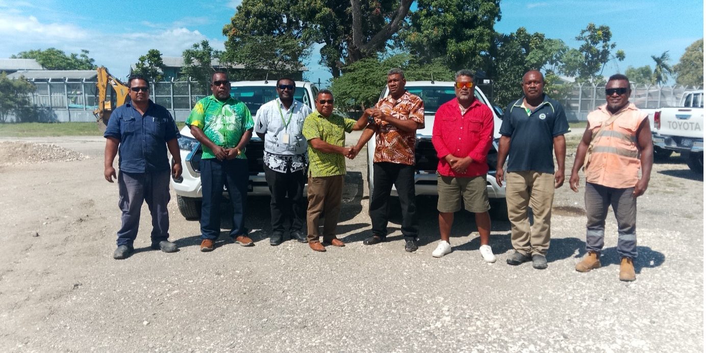Group photo of PS MID Mr Allan Lilia, handed over the keys to the HCC Mayor and his officials at the MID office – Works Area
