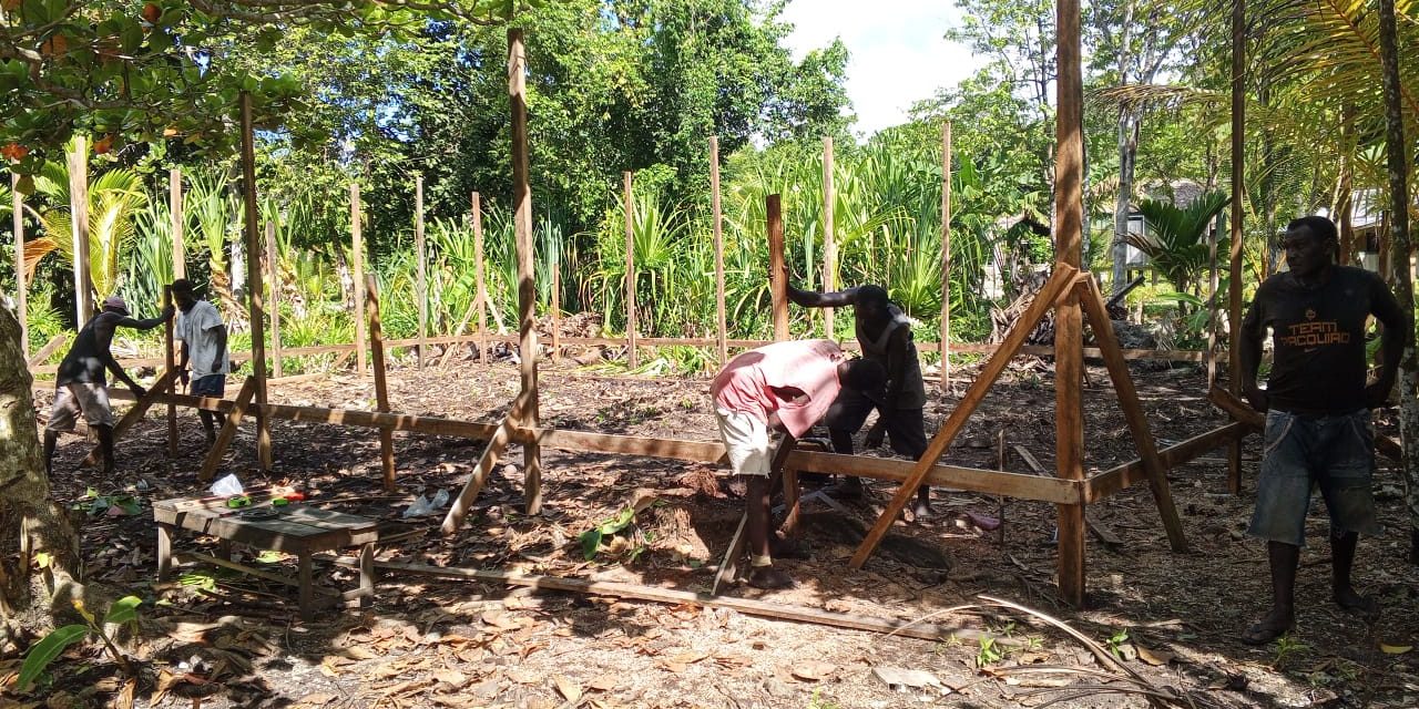 Local builders during initial construction by Ian Lelokana