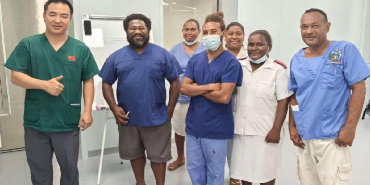 Nurse Xiong Guobao is training local nurses in the catheterization room