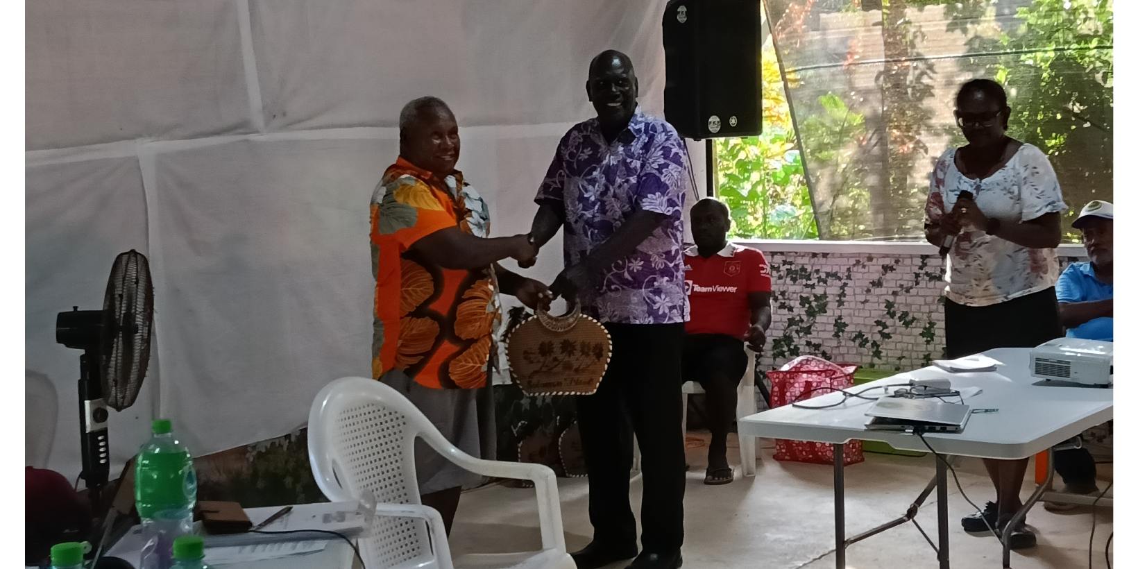 Premier presents token to Alan Aggasi