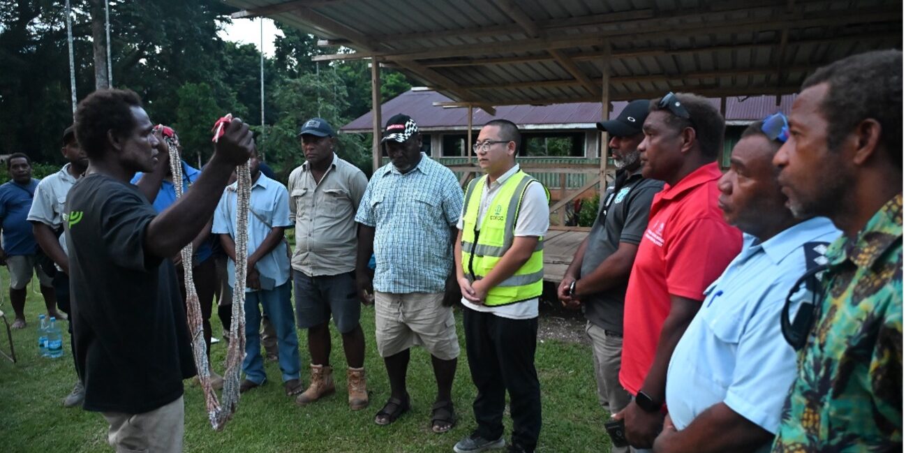 Gabriel Ri’ita, elder brother of one of the suspects, presented a shell money to CCECC representative Tony Ran and expressed that it symbolized the bloodshed caused by the knife attack.