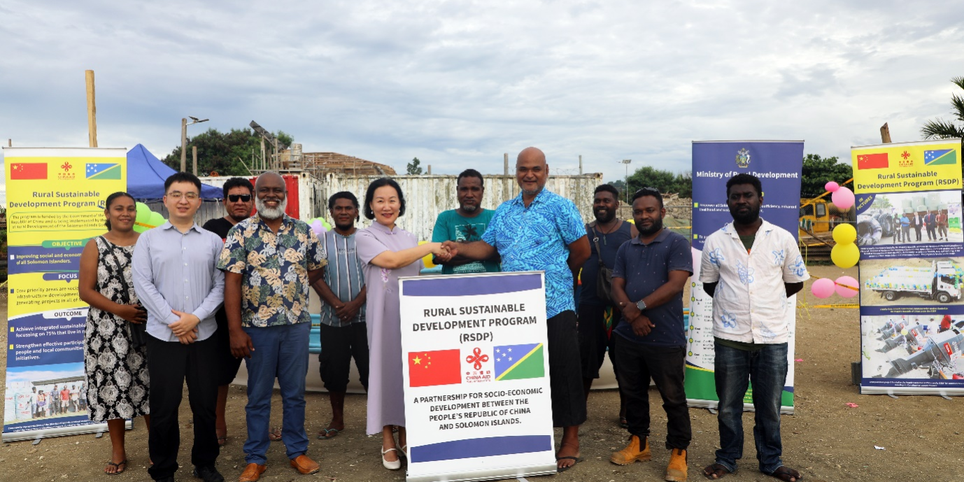Counsellor Li Qinghua from the Chinese Embassy in the Solomon Islands shaking hands with Constituency Development Officer Philemon Kaola