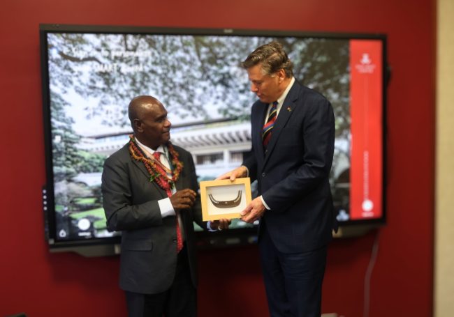 PM Manele explaining gift to US Deputy Secretary