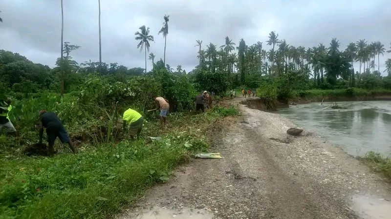 Villagers Unite To Do Temporary Repair Flood-Damaged Road In Gwaigeo