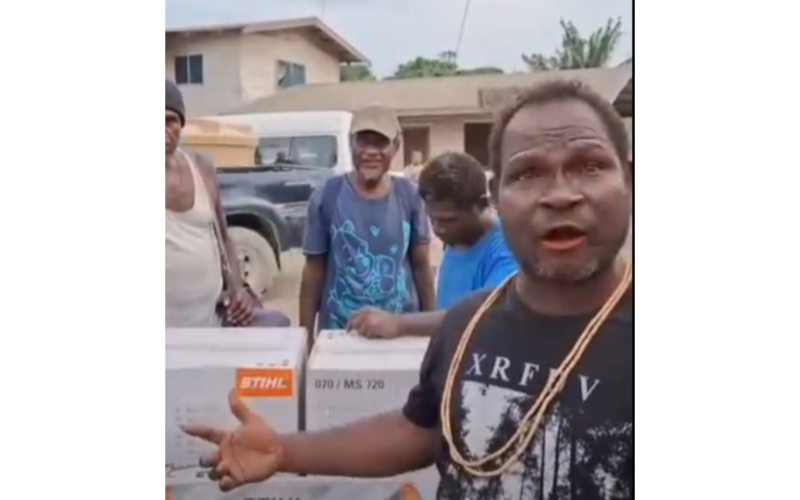 Lau Baelelea constituency deliver chain saw project to recipients