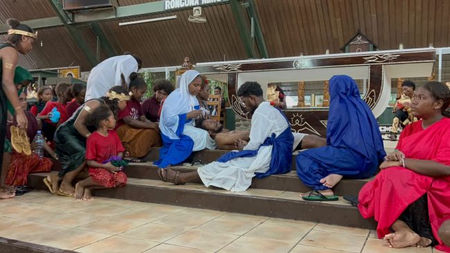 Jesus’ body is laid in a tomb, and His followers mourn, awaiting His resurrection reenacted by the Holy Cross youth on Good Friday 2026 (2)